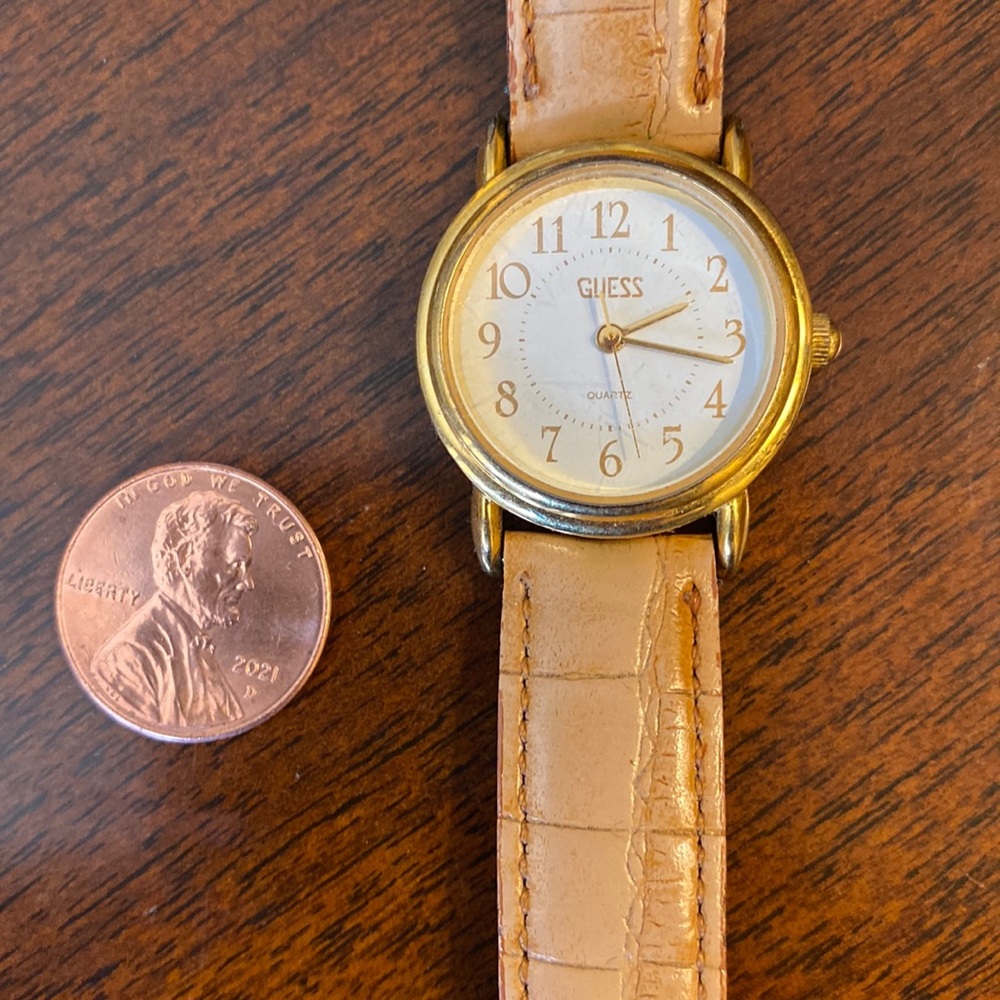 GUESS quartz watch. Vintage 1990. Stainless steel back. Leather band.
